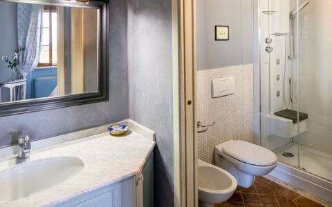 Sole Del Chianti: Mirror, Sink, Property, Plumbing Fixture, Tap, Bathroom Sink, Blue, Bathroom, Toilet Seat, Purple