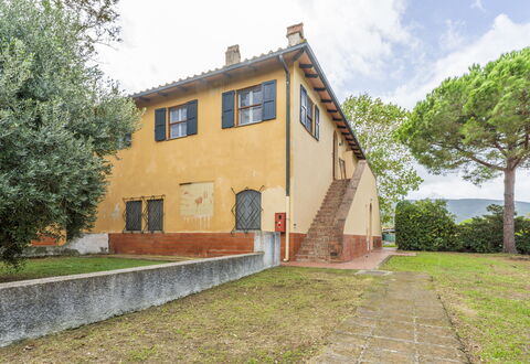 Holiday Home Giannella: Plant, Building, Property, Sky, Window, Tree, Cloud, Land Lot, Grass, Cottage