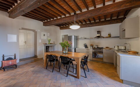 Appartamento Palei: Furniture, Property, Table, Picture Frame, Cabinetry, Wood, Houseplant, Plant, Building, Flowerpot