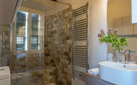 Appartamento Palei: Bathtub, Property, Plumbing Fixture, Plant, Mirror, Tap, Bathroom, Interior Design, Wood, Floor