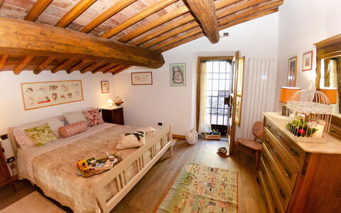 Le Piane: Property, Furniture, Picture Frame, Table, Building, Window, Couch, Interior Design, Wood, Lighting