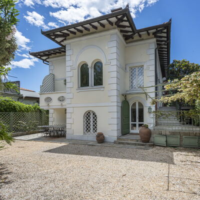 La Villetta: Cloud, Sky, Building, Plant, Window, Azure, Door, Neighbourhood, Residential Area, House