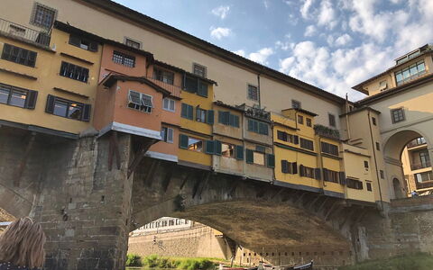 Dimora Fiorentina: Cloud, Plant, Sky, Window, Water, Building, Urban Design, Watercourse, Neighbourhood, Wall