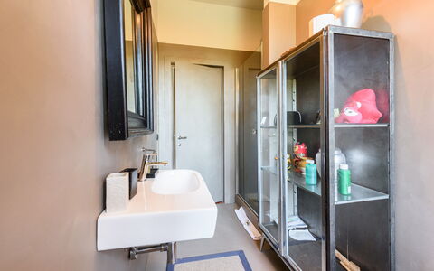 Villa Pancole: Mirror, Property, Tap, Sink, Plumbing Fixture, Building, Bathroom, Floor, Bathroom Sink