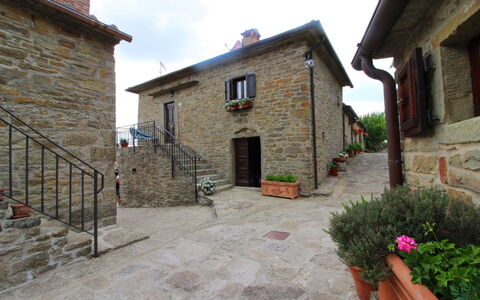 La Casa nel Borgo: Plant, Building, Sky, Window, Property, Flowerpot, House, Road Surface, Houseplant, Neighbourhood