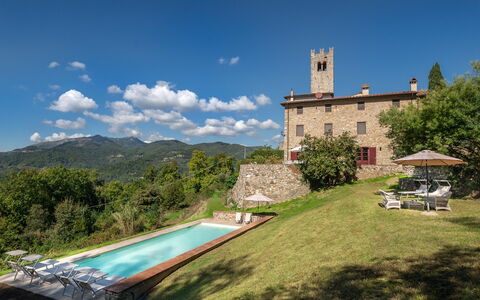 San Tommaso: Sky, Cloud, Plant, Building, Property, Water, Azure, Natural Landscape, Tree, Swimming Pool