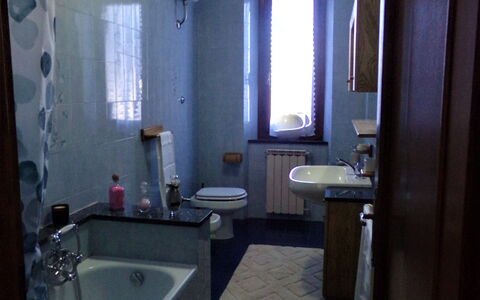 Il Campanile: Tap, Bathtub, Plumbing Fixture, Mirror, Property, Sink, Window, Bathroom, Interior Design
