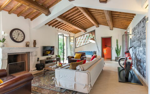 Villa Vico: Property, Couch, Plant, Wood, Interior Design, Living Room, Clock, Houseplant, Floor, Bicycle