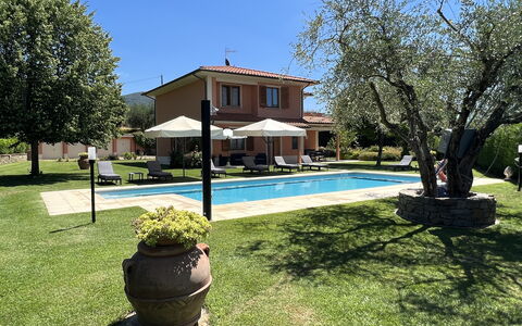 Villino Setteponti: Plant, Sky, Water, Property, Building, Swimming Pool, Tree, Shade, Flowerpot, Chair