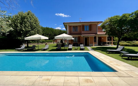 Villino Setteponti: Water, Sky, Plant, Property, Swimming Pool, Azure, Building, Shade, Tree, Architecture