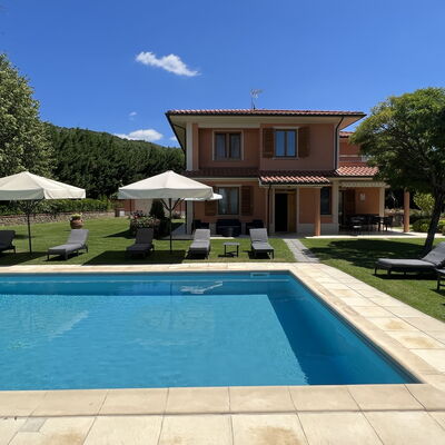 Villino Setteponti: Plant, Sky, Property, Water, Swimming Pool, Building, Azure, Shade, Cloud, Grass