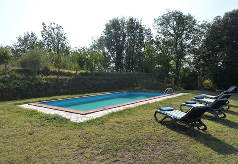 Villa Antelminelli: Plant, Sky, Swimming Pool, Tree, Shade, Outdoor Furniture, Outdoor Bench, Rectangle, Leisure, Grass