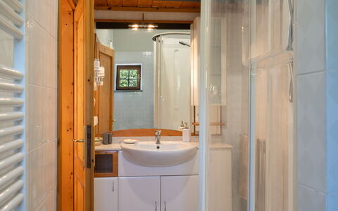 Villa La Vigna: Tap, Plumbing Fixture, Mirror, Sink, Property, Wood, Bathroom, Bathroom Sink, Floor