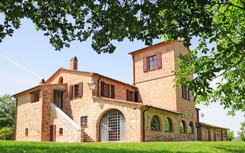 Casale Chieteno: Sky, Plant, Building, Window, Tree, Architecture, Land Lot, House, Natural Landscape, Brick
