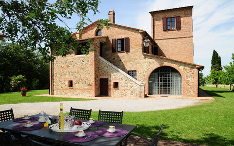 Casale Chieteno: Plant, Property, Furniture, Sky, Table, Building, Window, Tree, Chair, Tableware