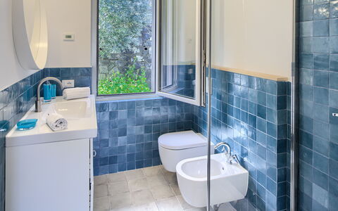 Casa Grande Mare - Levanto: Plumbing Fixture, Purple, Tap, Bathroom, Blue, Azure, Sink, Bathroom Sink, Interior Design