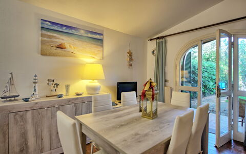 Le Dune: Table, Furniture, Chair, Plant, Building, Picture Frame, Interior Design, Wood, Floor, House