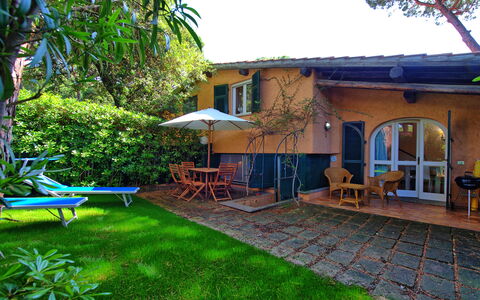 Le Dune: Furniture, Plant, Property, Sky, Nature, Azure, Building, Outdoor Furniture, Tree, Shade