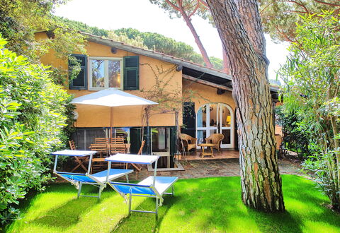 Le Dune: Plant, Property, Building, Window, Tree, Sky, Shade, Chair, Outdoor Furniture, Umbrella