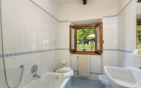 Il Mulino Di Vogognano - Subbiano, Private Pool, J: Bathtub, Plumbing Fixture, Property, Tap, Mirror, Bathroom, Interior Design, Sink, Floor, Wood