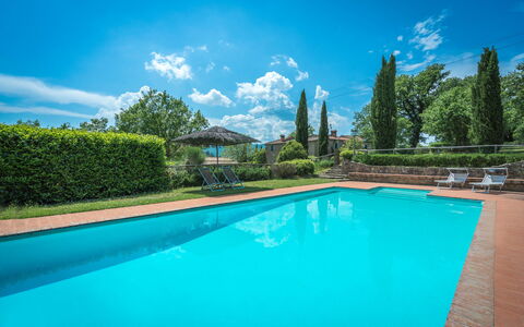 Borgo La Casina - Badia Agnano, Toscana: Water, Cloud, Plant, Sky, Property, Swimming Pool, Azure, Nature, Natural Landscape, Building