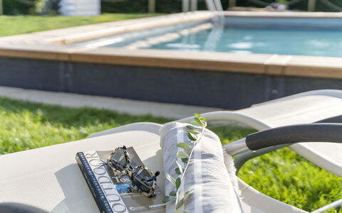 Villa Zara: Water, White, Light, Green, Plant, Grass, Line, Automotive Design