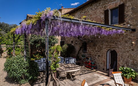 Monticchiello Apartment With Garden, Wifi, Pienza,: Plant, Property, Window, Sky, Flower, Cloud, Building, Azure, Purple, House