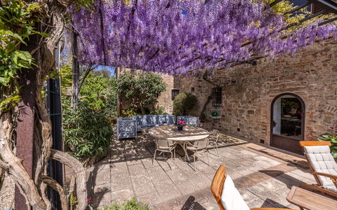 Monticchiello Apartment With Garden, Wifi, Pienza,: Plant, Furniture, Building, Flower, Table, Purple, Tree, Outdoor Furniture, Street Light, Chair