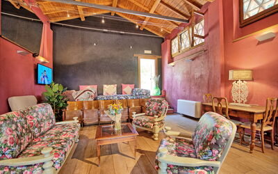 Teatro: Furniture, Couch, Picture Frame, Table, Wood, Interior Design, Chair, Architecture, Living Room, Studio Couch