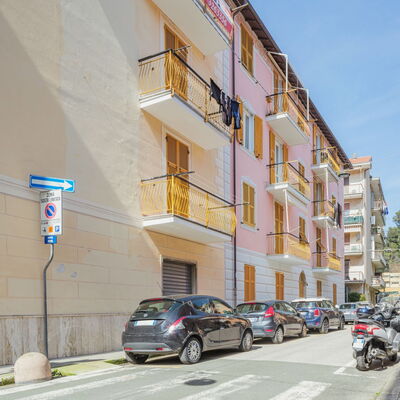 Zia Anna: Wheel, Property, Car, Vehicle, Building, Window, Sky, Road Surface