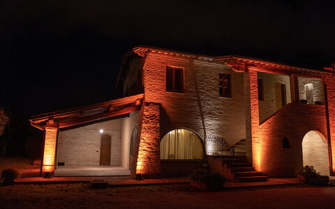 Villa Assisi: Property, Window, Plant, Building, Sky, House, Door, Facade, Midnight