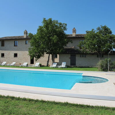 Villa Assisi: Sky, Water, Plant, Building, Tree, Shade, Grass, Rectangle, Leisure, Composite Material