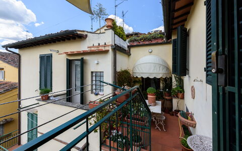 Residenza Del Desco: Plant, Sky, Window, Building, Azure, Flowerpot, Cloud, Wood, Houseplant, Neighbourhood