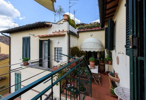 Residenza Del Desco: Plant, Sky, Window, Building, Azure, Flowerpot, Cloud, Wood, Houseplant, Neighbourhood
