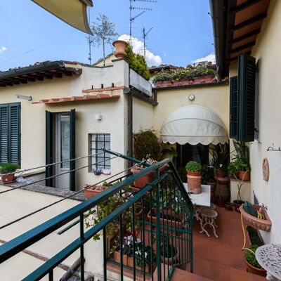 Residenza Del Desco: Plant, Sky, Window, Building, Azure, Flowerpot, Cloud, Wood, Houseplant, Neighbourhood