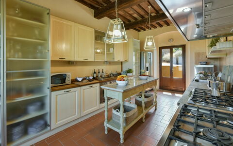 Villa Bagnoli: Cabinetry, Property, Kitchen Appliance, Kitchen, Table, Countertop, Kitchen Stove, Building, Wood, Architecture