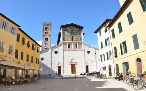 Casa Toto: Town, City, Building, Architecture, Town Square, Landmark, Human Settlement, Neighbourhood, Public Space, Facade