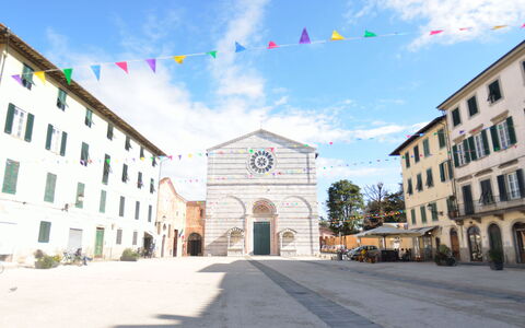 Casa Toto: Building, Town, Human Settlement, City, Architecture, Sky, Neighbourhood, Street, Town Square, House