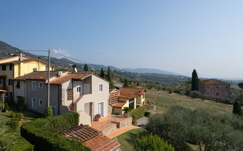 Casa Mimy: Sky, Building, Property, Window, Plant, House, Tree, Urban Design, Residential Area
