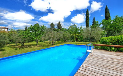 Maggiano: Water, Cloud, Sky, Plant, Daytime, Property, Swimming Pool, Blue, Azure, Tree