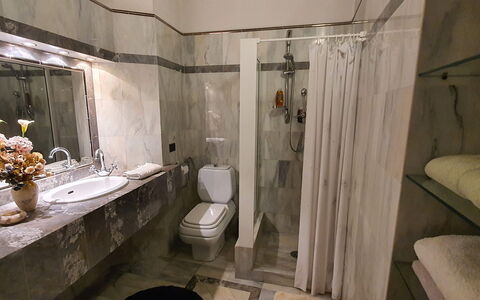La Colonna: Mirror, Plumbing Fixture, Tap, Sink, Building, Bathroom, Shower Rod, Interior Design, Shower, Floor