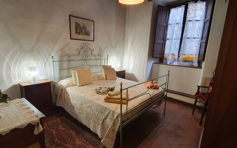 La Colonna: Furniture, Property, Window, Building, Picture Frame, Table, Wood, Comfort, Textile, Interior Design