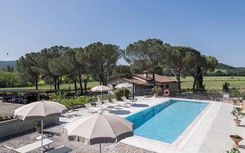 Anilde, Holiday Home with Pool, Wifi, Tuscany: Sky, Plant, Tree, Building, Water, Shade, Swimming Pool, Leisure, Urban Design, Outdoor Furniture