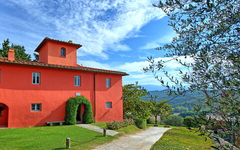 Villa Cona: Cloud, Sky, Plant, Building, Window, Nature, Tree, Natural Landscape, Land Lot, Cottage