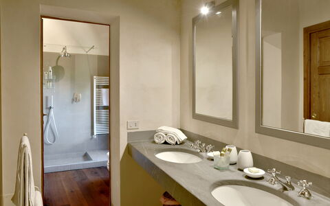 Torre Di Montelopio: Mirror, Tap, Sink, Plumbing Fixture, Bathroom Sink, Bathroom, Building, Floor, Wood