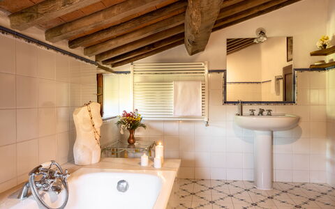 Villa Amiata: Brown, Tap, Plumbing Fixture, Mirror, Bathtub, Property, Sink, Building, Bathroom, Interior Design
