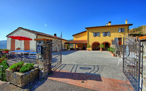 Casalta: Plant, Sky, Building, Property, Door, Azure, House, Land Lot, Architecture, Neighbourhood