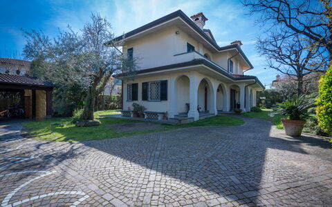 Villa Le Fontanelle In Forte Dei Marmi With Ac: Sky, Plant, Cloud, Building, Property, Window, Tree, House, Road Surface, Grass