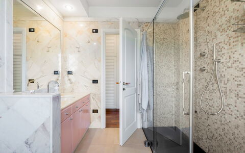 Villa Le Fontanelle In Forte Dei Marmi With Ac: Mirror, Property, Tap, Sink, Plumbing Fixture, Bathroom Cabinet, Interior Design, Architecture, Bathroom