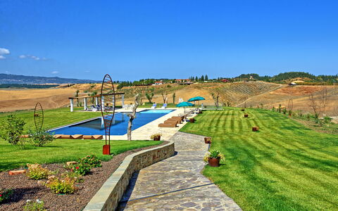 Villa Campana: Sky, Plant, Natural Landscape, Land Lot, Grassland, Leisure, Grass, Landscape, Slope, Tree